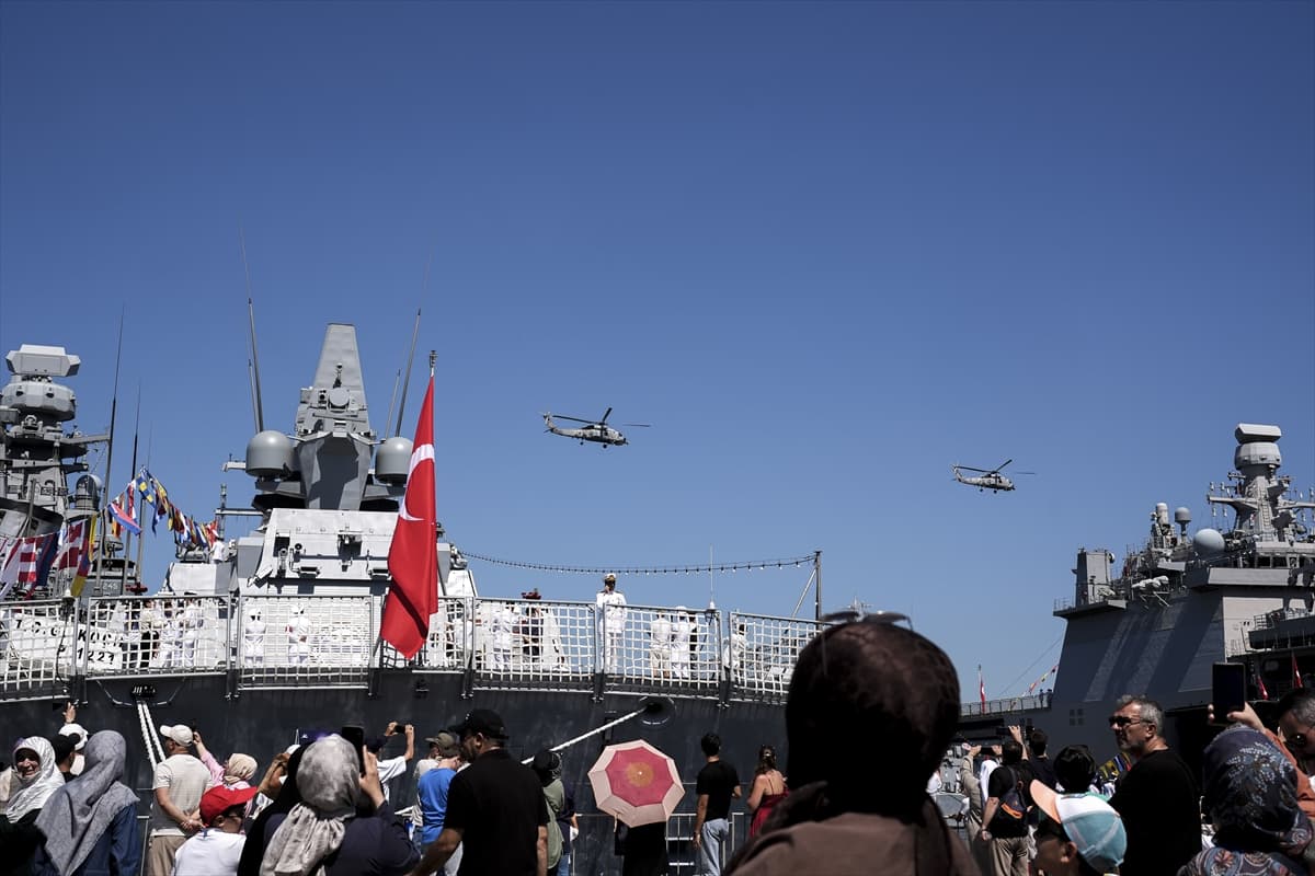 Gölcük'te TEKNOFEST Mavi Vatan'da heyecan uçuş gösterileriyle devam ediyor — 3